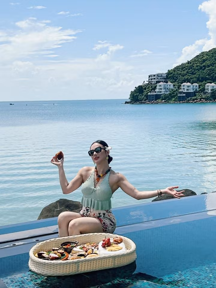 Angela Phuong Trinh gay tranh cai vi mac ao yem kem duyen-Hinh-15