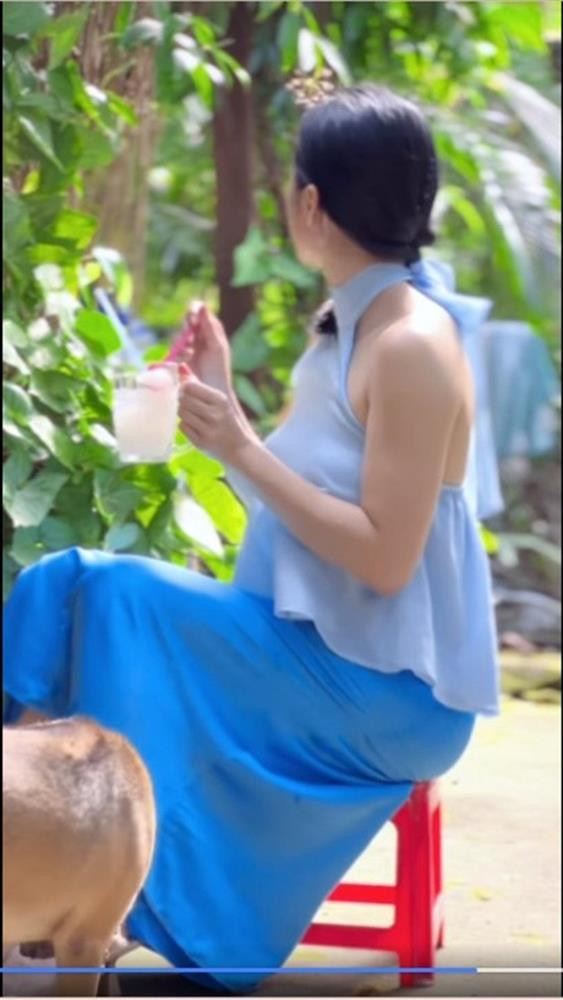 Angela Phuong Trinh gay tranh cai vi mac ao yem kem duyen-Hinh-3