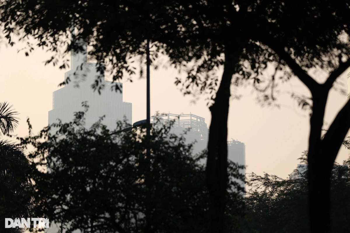 Sáng 14/12, chỉ số (AQI) trung bình của TPHCM là 177, trở thành thành phố ô nhiễm xếp thứ 5 trên thế giới. Trong khi đó chỉ số (AQI) của TP Hà Nội hôm nay là 91, xếp thứ 33 trên thế giới theo số liệu từ ứng dụng quan trắc không khí Airvisual (Ảnh: Trần Đạt).