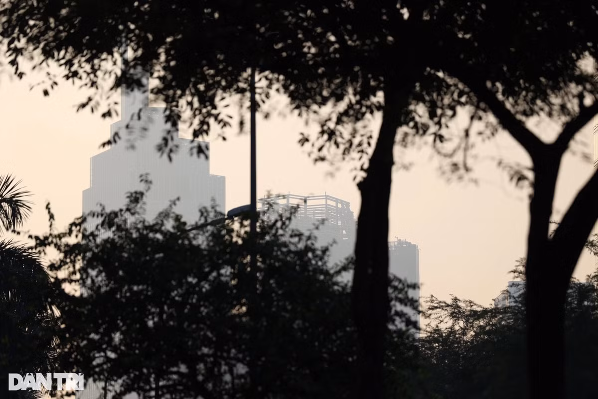 Sáng 14/12, chỉ số (AQI) trung bình của TPHCM là 177, trở thành thành phố ô nhiễm xếp thứ 5 trên thế giới. Trong khi đó chỉ số (AQI) của TP Hà Nội hôm nay là 91, xếp thứ 33 trên thế giới theo số liệu từ ứng dụng quan trắc không khí Airvisual (Ảnh: Trần Đạt).