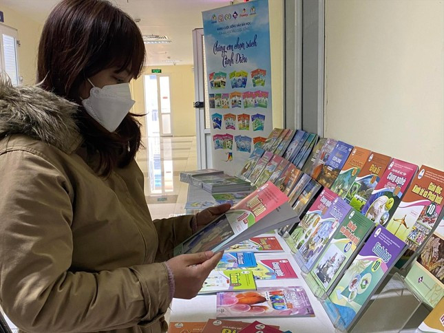 Sach giao khoa in kem bai tap: Lang phi moi nam nghin ty dong