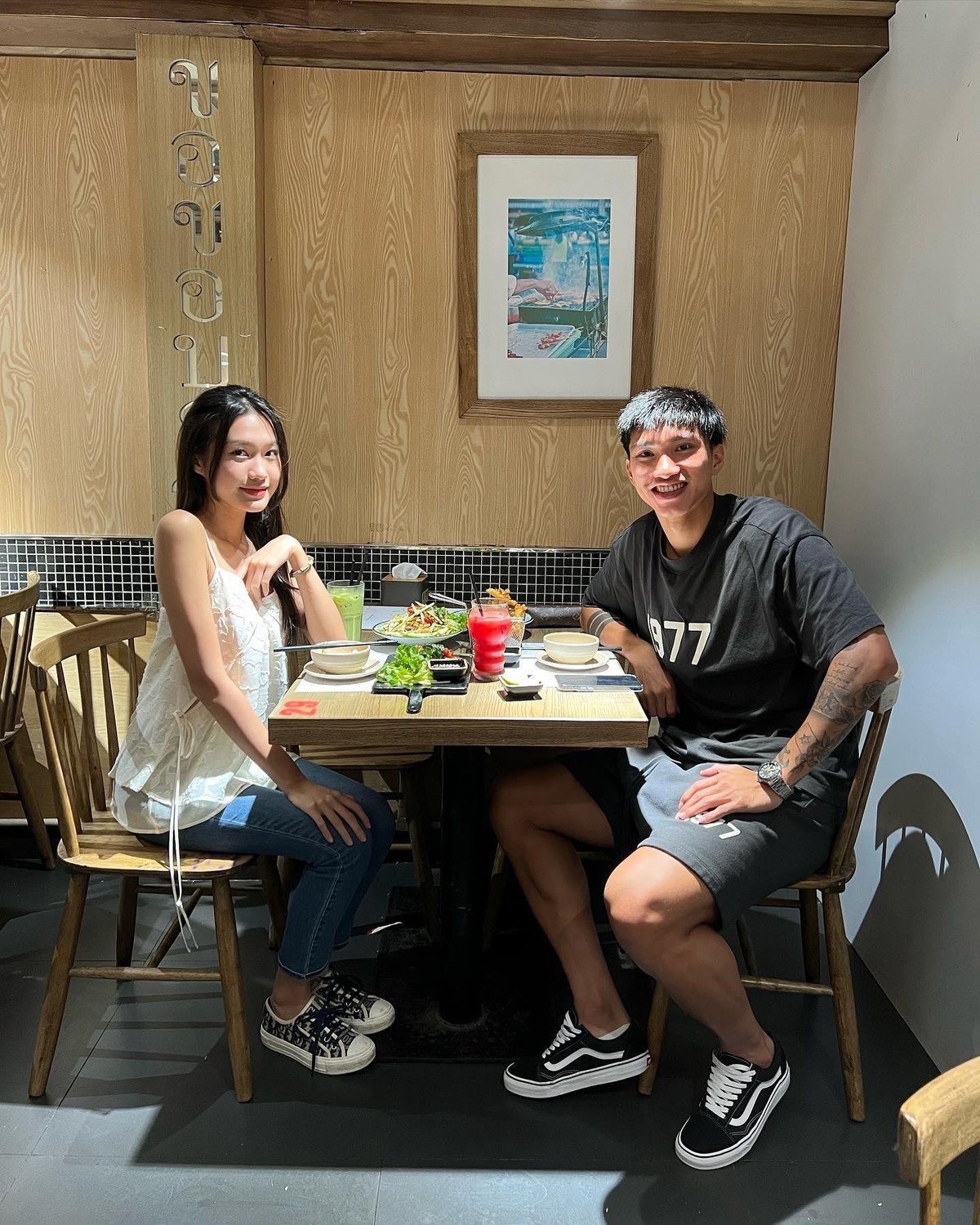 Chuyện tình cầu thủ, người đẹp top 10 Hoa hậu Việt Nam được khán giả nói vui là "mẫu tình yêu" trong mơ. Trước Văn Hậu, Hải My, trên thế giới có không ít những mối tình giữa cầu thủ nổi tiếng và các người đẹp là hoa hậu, á hậu như Mikel Arteta với Hoa hậu Tây Ban Nha 1999 Lorena Bernal, Cristiano Ronaldo từng hẹn hò Hoa hậu Tây Ban Nha 2014 Desiree Cordero Ferrer.