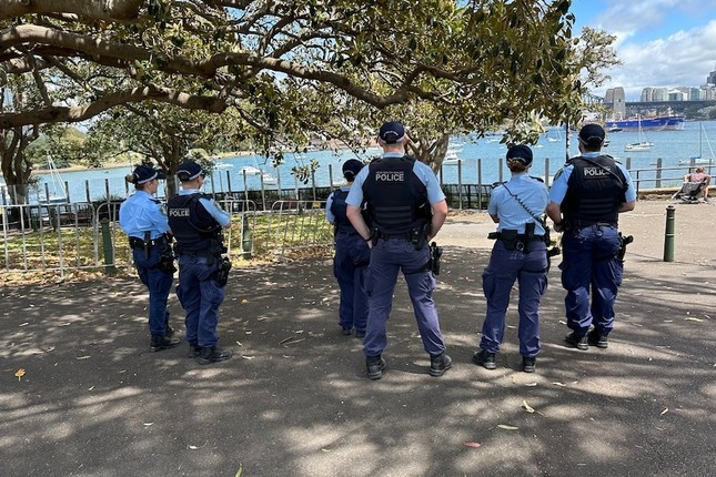 Uc: Nguoi dan do ve cang Sydney giu cho xem phao hoa nam moi-Hinh-6