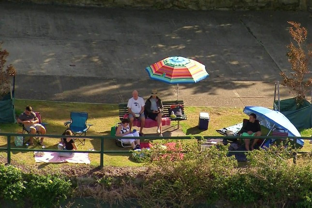 Uc: Nguoi dan do ve cang Sydney giu cho xem phao hoa nam moi-Hinh-3