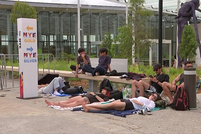 Uc: Nguoi dan do ve cang Sydney giu cho xem phao hoa nam moi-Hinh-5