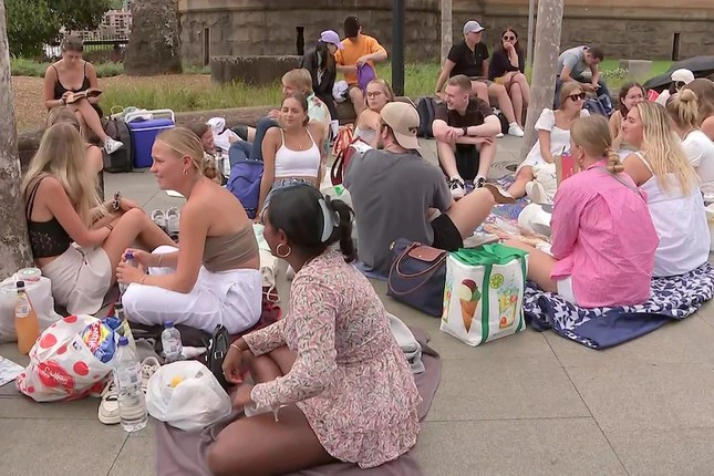 Uc: Nguoi dan do ve cang Sydney giu cho xem phao hoa nam moi-Hinh-4