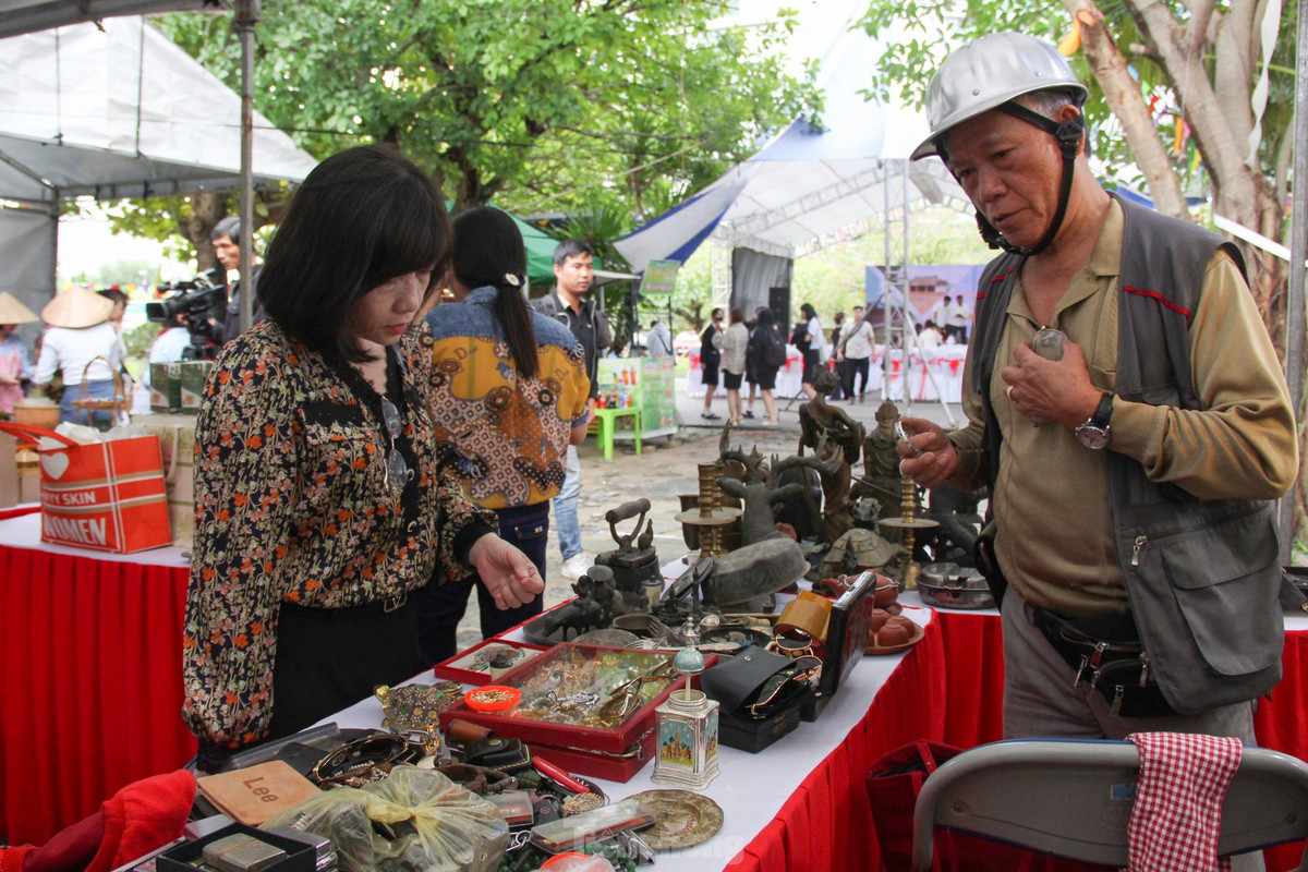 Đam mê sưu tầm hơn 30 năm nay, ông Lộc chứng kiến biết bao thăng trầm của những người đam mê đồ cổ, từ những phiên chợ đầu bán dọc tuyến đường Triệu Nữ Vương - Tăng Bạt Hổ với cơ man hàng hóa chỉ bày trên tấm bạt cũ, đến những phiên chợ đông đúc, tấp nập, có lúc lên đến 50 - 60 gian hàng được tổ chức đều đặn mỗi cuối tuần ở Công viên 29/3.