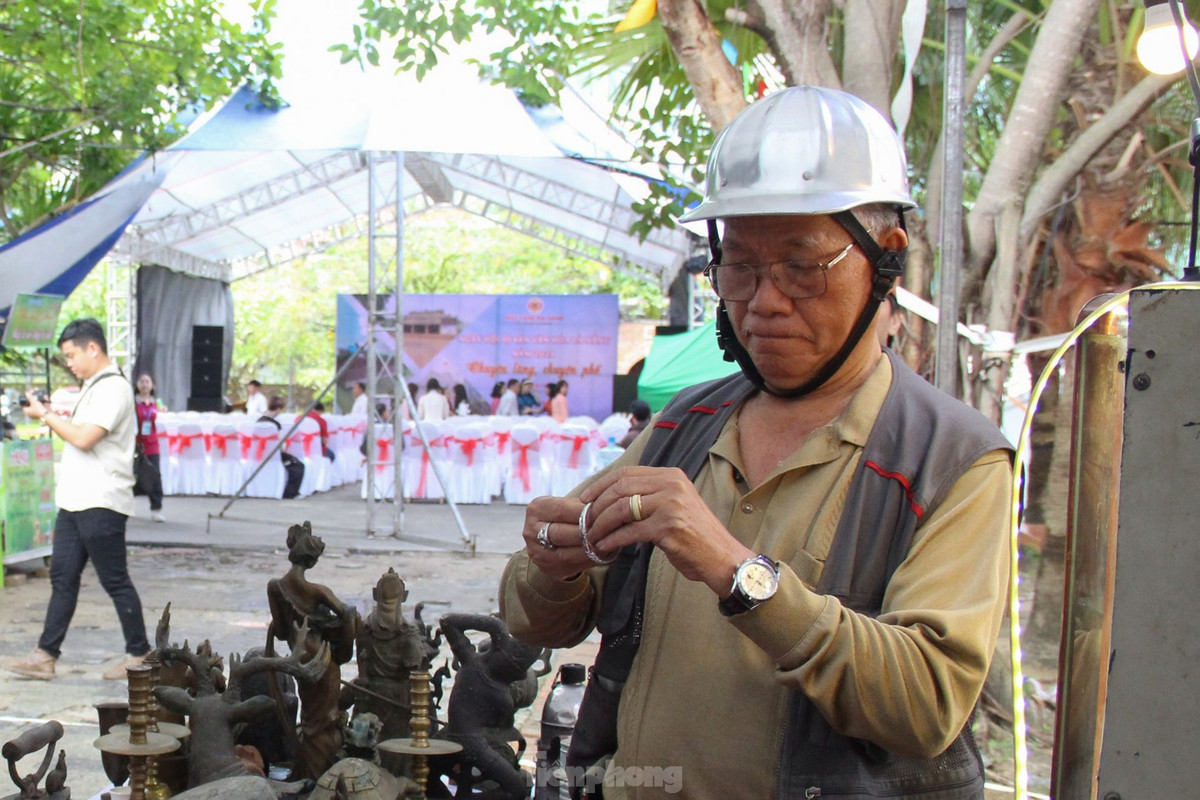 “Sau dịch COVID-19, nhiều người cũng lo cuộc sống nên số lượng những người chơi đồ xưa tham gia phiên chợ ngày càng giảm. Tuy nhiên, chúng tôi vẫn cố gắng duy trì những phiên chợ để tạo sân chơi cho những người có cùng đam mê, cũng là nơi lưu giữ nét xưa qua những món đồ với tuổi đời cả chục, cả trăm năm”, ông Lộc nói.