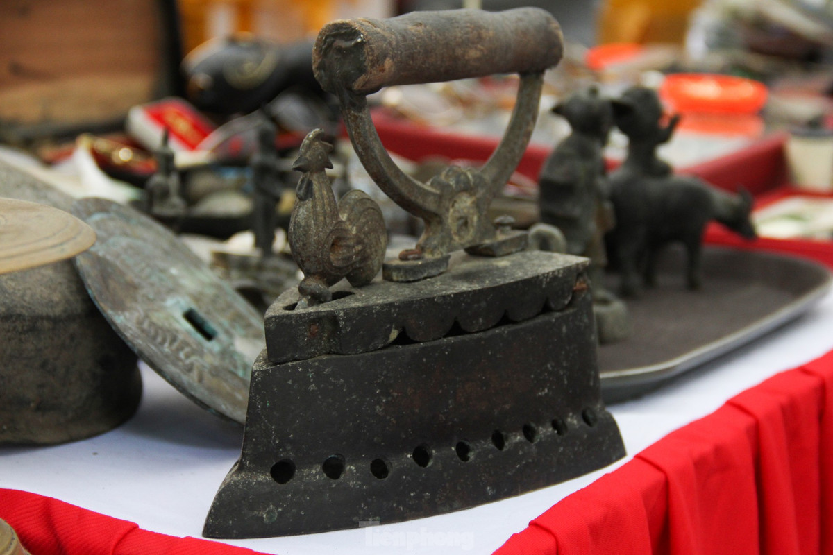 Hàng hóa ở đây có thể là những món đồ từ thời “ông bà anh” như chiếc tivi đen trắng, điện thoại quay số, những chiếc máy ảnh phim, chiếc tẩu thuốc, những chiếc zippo đủ chủng loại, kiểu dáng…