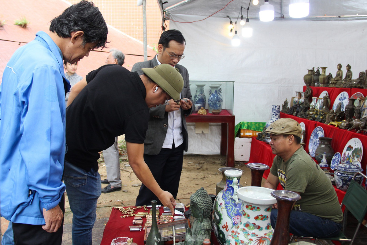 “Ở chợ phiên, khách có thể tới trao đổi, mua bán những món đồ xưa, nhưng cũng có thể chỉ đơn giản là gặp gỡ, kể cho nhau nghe về lai lịch của những món đồ đã “lùi vào muôn năm cũ”, về những ngày tháng cũ bởi mỗi món đồ đều mang trong mình một câu chuyện, một ký ức”, ông Lộc chia sẻ.