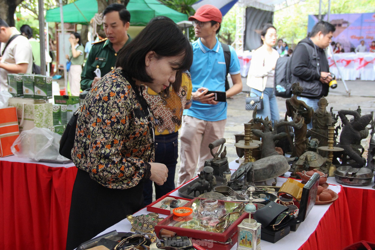 Là khách quen của chợ phiên đồ xưa, cứ mỗi dịp họp chợ, chị Mỹ Trinh (quận Hải Châu, Đà Nẵng) lại có mặt để lục tìm những món đồ nhuốm màu thời gian. Có lúc chị tìm kiếm những món trang sức, đồng hồ cổ. Có lúc chỉ để gặp gỡ, nghe những chủ gian hàng ở đây kể chuyện.