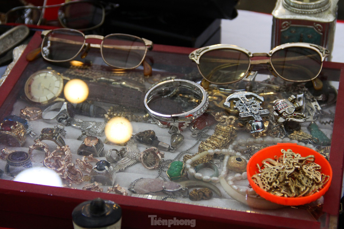 Đó cũng có thể là những bức tượng phật, tượng trang trí, phù điêu có tuổi đời cả trăm năm, mang theo trong mình câu chuyện về những nét văn hóa, lịch sử của thời đại.