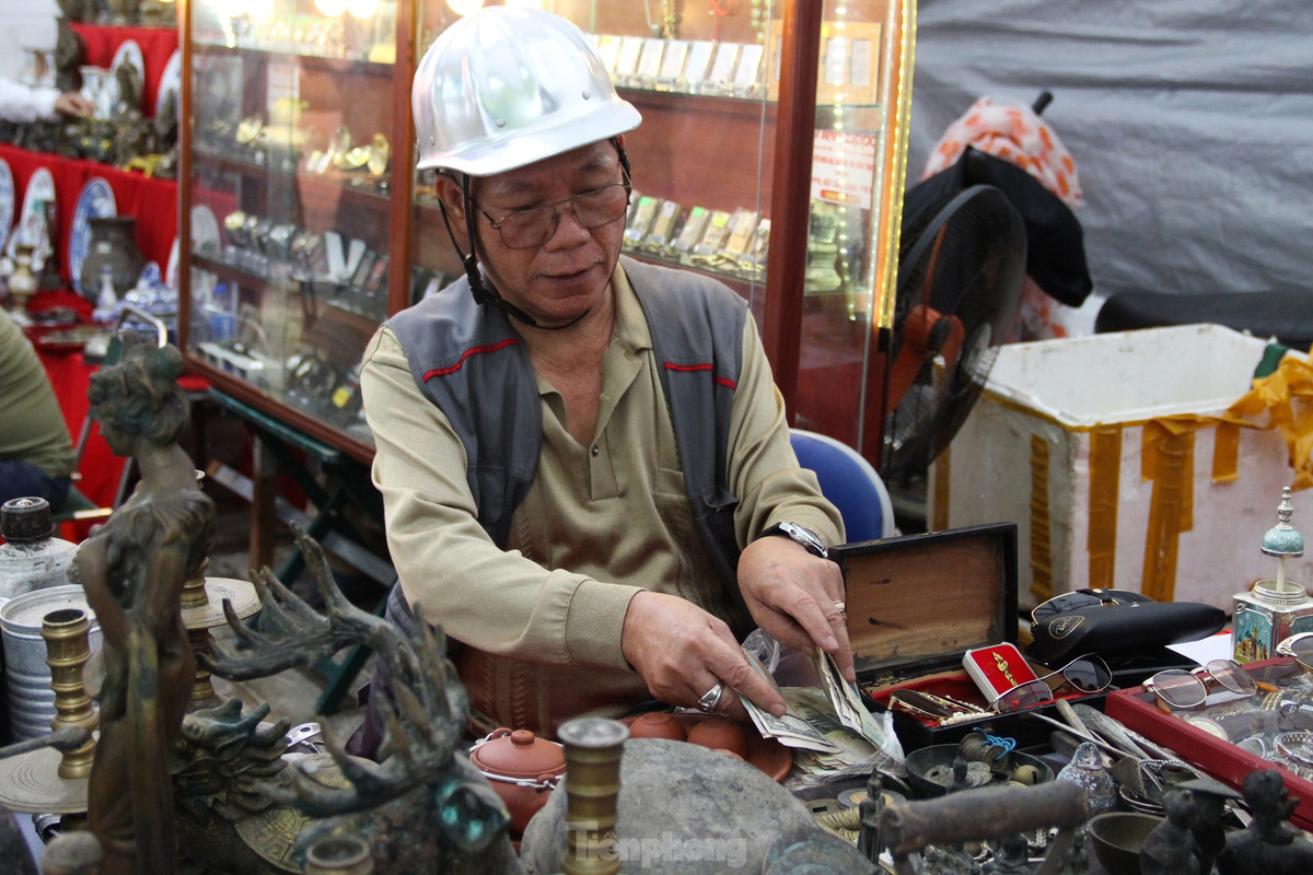 Gắn bó với Chợ phiên đồ xưa Đà thành gần 10 năm nay, phiên chợ nào, ông Lộc cũng có mặt không quản ngại nắng mưa, không chỉ để buôn bán mà còn để giao lưu với những người có cùng đam mê, để kể cho khách mua những câu chuyện từ xa xưa gắn với mỗi món đồ được bày bán.