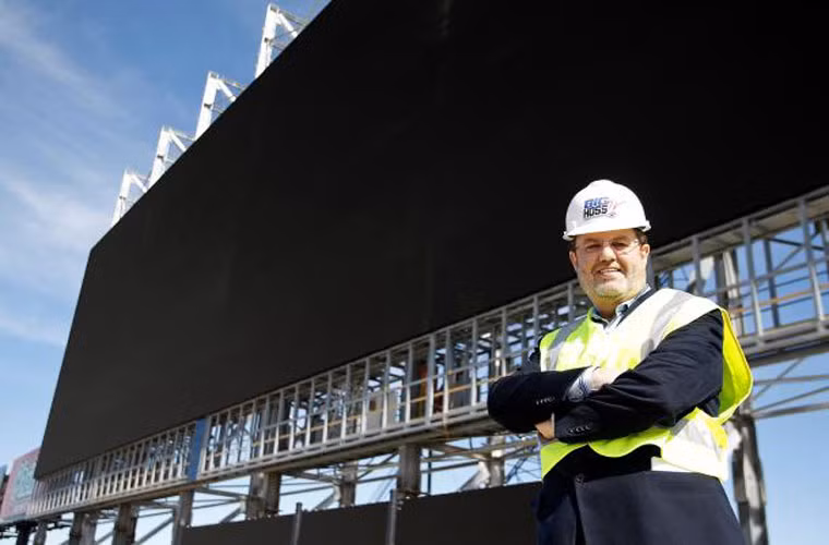 Tivi lớn nhất thế giới. Chiếc tivi này có tên là Big Hoss và nó được ghi nhận trong cuốn sách Kỷ lục Guiness như là chiếc tivi lớn nhất thế giới. Nó dài hơn cả một chiếc Boeing và cao hơn một ngôi nhà 7 tầng. Tivi có diện tích 20,633 feet vuông, nó có thể truyền đi những bức ảnh có độ phân giải 4,8 triệu pixel, và 281 tỉ màu.