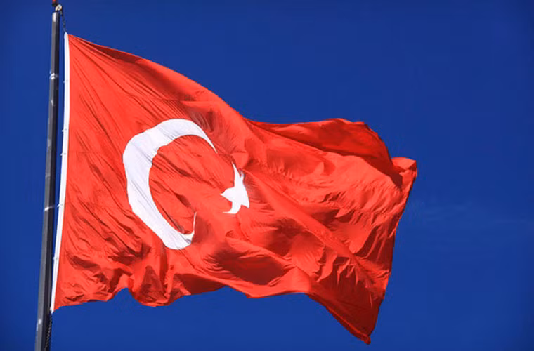 Thổ Nhĩ Kỳ gỡ bỏ lệnh cấm Twitter. Tòa án Thổ Nhĩ Kỳ đã yêu cầu chính phủ nước này gỡ bỏ lệnh cấm Twitter sau khi Twitter gián tiếp làm rộ lên tin đồn về việc Thủ tướng nước này dính đến scandal tham nhũng. Yêu cầu này đã được chính phủ chấp thuận. Theo một kênh truyền hình Thổ Nhĩ Kỳ, người dân tại đây có thể truy cập Twitter từ ngày 26/3.