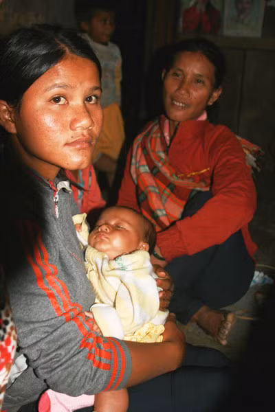 Y Nhung cùng gia đình bên đứa con gần 1 tuổi trong niềm hạnh phúc muộn mằn.