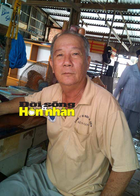 Ông Út - cha ruột của Hùng - tuổi già nhọc nhằn phải nuôi cháu nội.