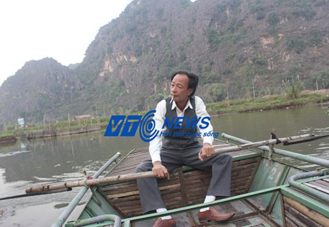 Ông Son chèo thuyền chở PV đi tìm hiểu về Tràng An.