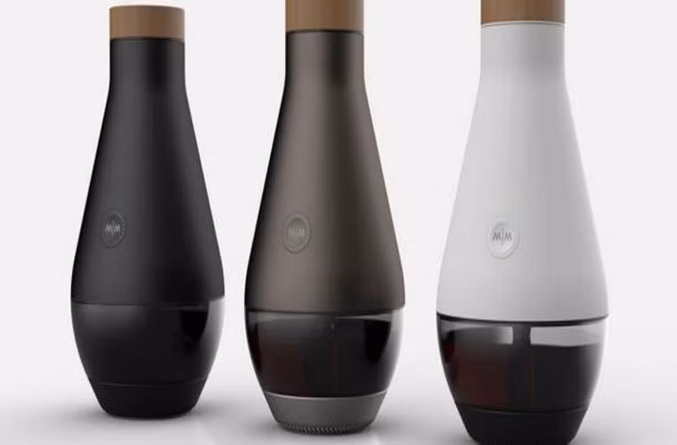 Máy biến nước thành rượu: một trò đùa. Người đứng đằng sau dự án này cho biết mục đích của họ là hướng mọi người tới một tổ chức phi lợi nhuận, chuyên cung cấp nước sạch cho những nơi cần trên toàn thế giới.