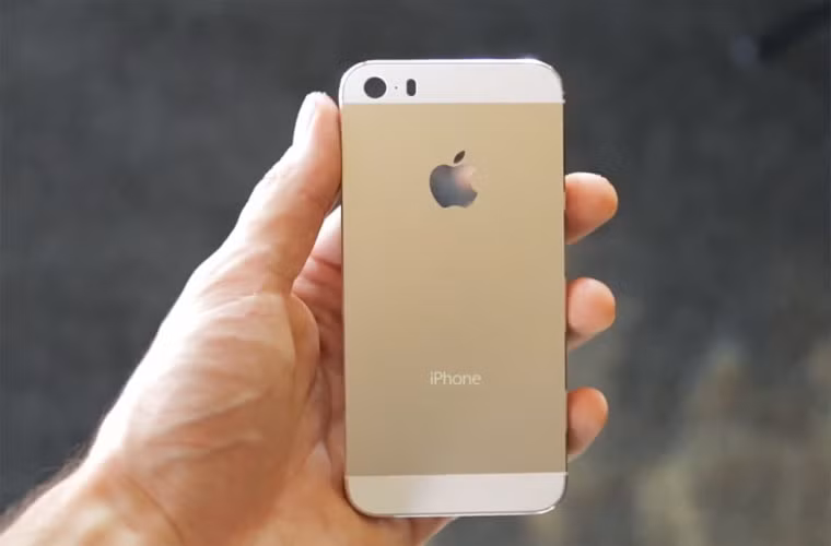  iPhone 5S, iPhone 5C giảm giá sốc. Nhiều siêu thị điện tử đang tung ra những mức giá khuyến mại cực kỳ hấp dẫn dành cho "bom tấn" iPhone 5S của Apple. Theo đó Wal-Mart sẽ bán iPhone 5S với giá 119 USD kèm hợp đồng (thay vì 199 USD), iPhone 5C là 29 USD kèm hợp đồng (thay vì 99 USD như trước kia).