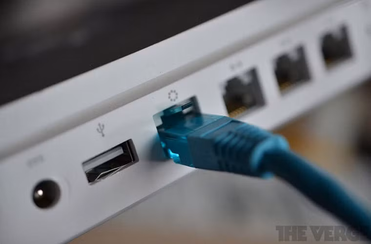 Mỹ: kẻ thù của Internet. Hàng năm tờ Reporters Without Borders thường đưa ra một danh sách “kẻ thù của Internet”, trong đó liệt kê những nước đang vi phạm tự do thông tin, do thám và kiểm duyệt Internet. Và năm nay lần đầu tiên danh sách này có Mỹ, cùng với Anh, Ấn Độ (vì do thám trên diện rộng), Nga vì do thám và kiểm duyệt gắt gao.