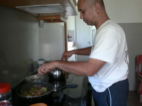 Vị cơ trưởng còn đam mê nấu nướng.