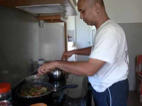 Vị cơ trưởng còn đam mê nấu nướng.