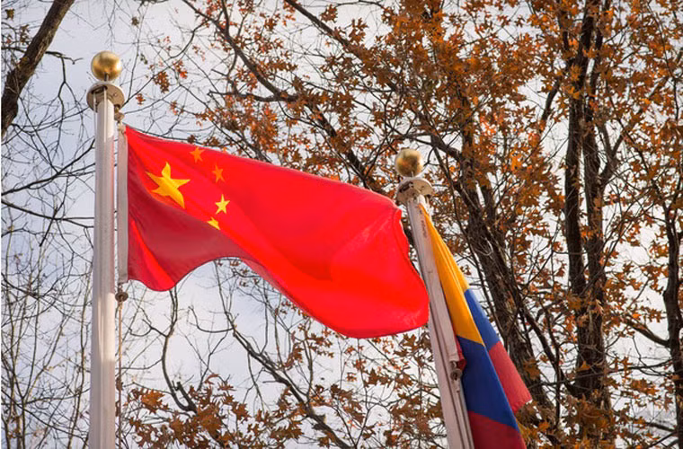 Trung Quốc muốn Mỹ dừng do thám các công ty của mình. Người phát ngôn của Bộ Ngoại giao Trung Quốc cho biết nước này vô cùng quan ngại trước những cáo buộc gần đây về việc NSA đã theo dõi công ty viễn thông khổng lồ Huawei của Trung Quốc trong vòng nhiều năm và họ đã yêu cầu Mỹ giải thích về vụ việc này.