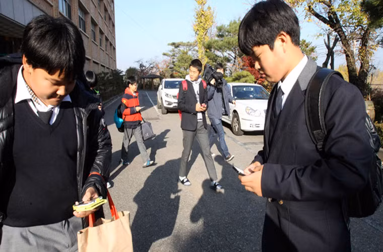 Hàn Quốc vô hiệu hóa smartphone của học sinh từ xa. Các quan chức Hàn Quốc đang tiến thêm một bước trong kế hoạch cài đặt một phần mềm quản lý từ xa có tên iSmartKeeper vào điện thoại smartphone của học sinh. Với phần mềm này, các thầy cô có thể điều chỉnh điện thoại theo 6 chế độ: khóa máy, chỉ cho phép gọi các cuộc gọi khẩn, chỉ để gọi, cho phép gọi và nhận SMS, tắt các ứng dụng đặc biệt.