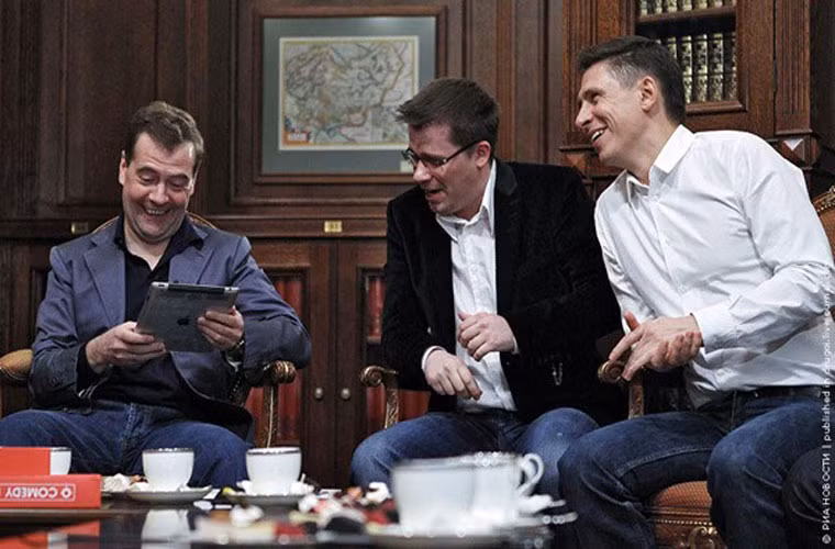 Bộ trưởng Nga bỏ iPad để dùng đồ của Samsung. Nguyên nhân được đưa ra là hệ điều hành iOS không còn đủ khả năng đảm bảo an toàn cho những thông tin nhạy cảm của các bộ trưởng, chứ không phải là cách trả đũa trước những lệnh cấm vận kinh tế mà Mỹ đang áp đặt lên Nga.