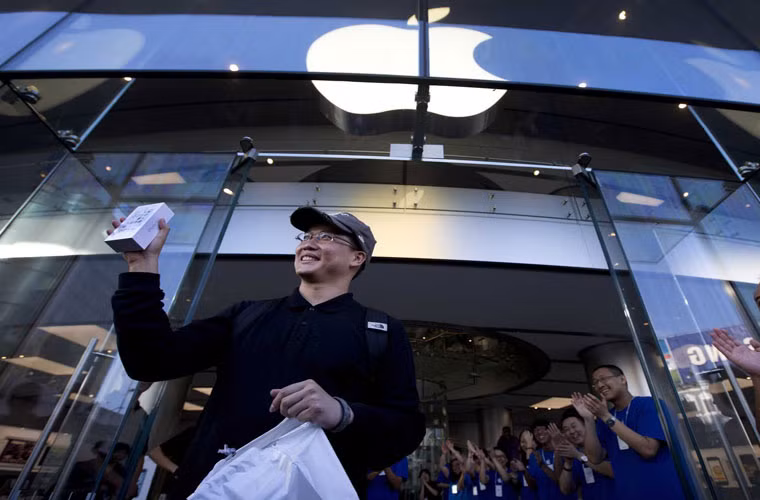 China Mobile bán được hàng triệu iPhone, vượt xa dự đoán. China Mobile mới tuyên bố, họ đã bán được khoảng 1,3 triệu chiếc smartphone 4G tính từ giữa tháng 1, trong đó chủ yếu là iPhone.