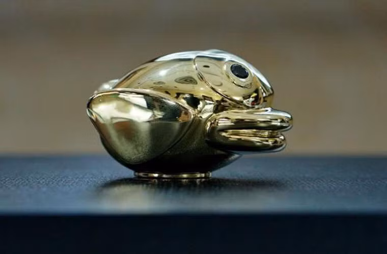 Mua Flappy Bird với giá 1.500 USD. Một công ty đào vàng Việt Nam có tên N3D đã tạo ra phiên bản vàng 3D 14 kara của chú chim Flappy Bird-nhân vật trong trò chơi Flappy Bird đã từng khiến cộng đồng mạng điên đảo trong thời gian gần đây và đưa ra bán đấu giá. Toàn bộ số tiền thu được sẽ được dùng để ủng hộ những người có hoàn cảnh khó khăn ở Việt Nam.