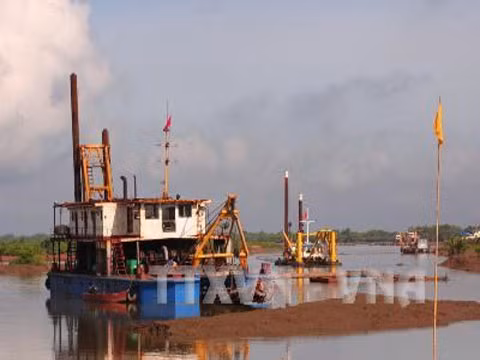 Thi công gói thầu nạo vét kênh tắt và công trình bảo vệ bờ thuộc Dự án Luồng cho tàu biển trọng tải lớn vào sông Hậu tại Trà Vinh.