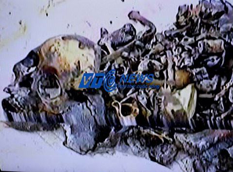 Bộ xương nguyên vẹn của người con gái đào được trong hang. Ông Son tin rằng, người xưa đã yểm thiếu nữ này.