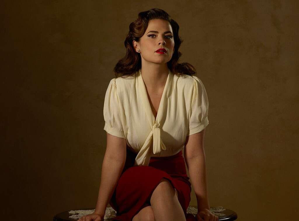Riêng mảng truyền hình, Atwell được khen ngợi khi đầu tư sản xuất series Agent Carter. Theo tiết lộ, Atwell thời trẻ từng dành 2 năm để đi du lịch cùng người cha là nhiếp ảnh gia và làm công việc casting diễn viên. Sau đó, cô học ngành diễn xuất của trường Guildhall School of Music and Drama. Ảnh: Twitter.