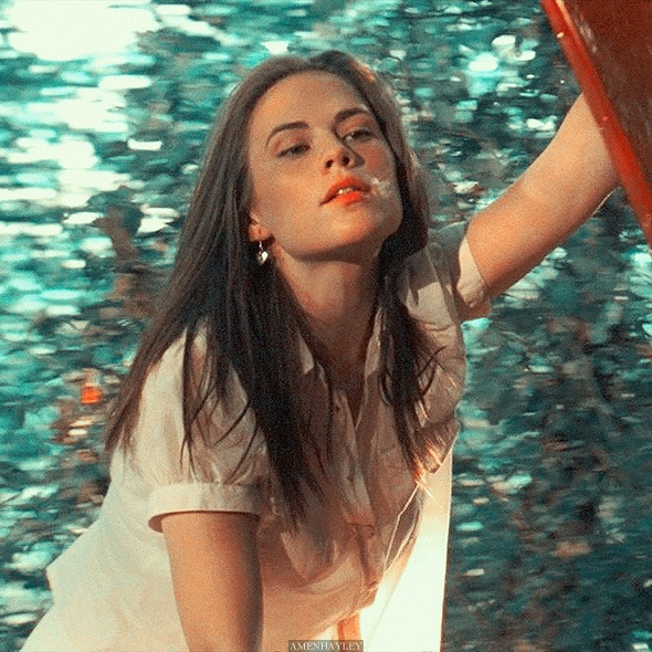 Hayley Atwell sinh năm 1982, mang hai dòng máu Anh - Mỹ. Sau quãng thời gian theo đuổi kịch nghệ, cô chính thức chạm ngõ điện ảnh từ năm 2007 với vai Angela Stark trong Cassandra's Dream. Trung bình mỗi năm Atwell tham gia 2 phim. Kỹ năng diễn xuất của người đẹp được đánh giá ổn. Ảnh: Twitter.