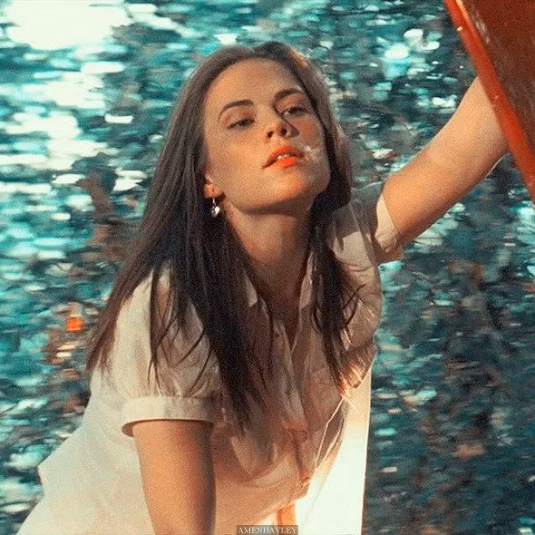 Hayley Atwell sinh năm 1982, mang hai dòng máu Anh - Mỹ. Sau quãng thời gian theo đuổi kịch nghệ, cô chính thức chạm ngõ điện ảnh từ năm 2007 với vai Angela Stark trong Cassandra's Dream. Trung bình mỗi năm Atwell tham gia 2 phim. Kỹ năng diễn xuất của người đẹp được đánh giá ổn. Ảnh: Twitter.