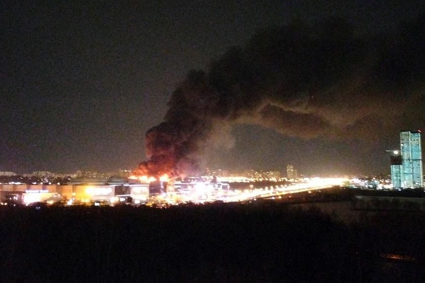  Nghi phạm khai rằng, cách đây 1 tháng, hắn đã liên hệ qua Telegram với một người không rõ danh tính và sau đó được cung cấp vũ khí để tiến hành vụ thảm sát. 