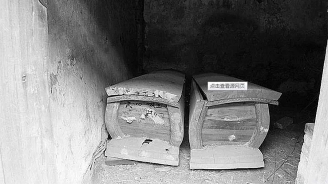 Một số người khác còn cho biết, họ như bị dẫn dắt đến một ngôi nhà hoang trống không với chiếc quan tài ở giữa, hoặc các thiết bị như la bàn hay GPS của họ đều ngừng hoạt động.