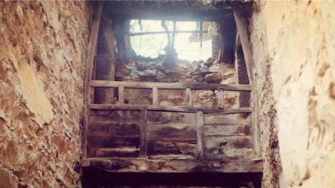 Tương truyền, bất kỳ ai ngồi lên chiếc ghế đó đều sẽ gặp phải những điều không may theo một cách hết sức bí ẩn.