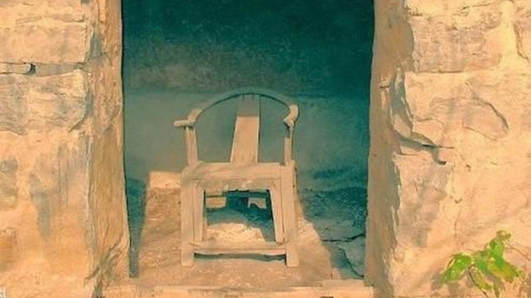 Một trong những thứ nổi tiếng nhất ở làng Phong Môn chính là chiếc ghế Thái sư có từ thời nhà Thanh, tọa ngự trong đại viện lớn của làng.