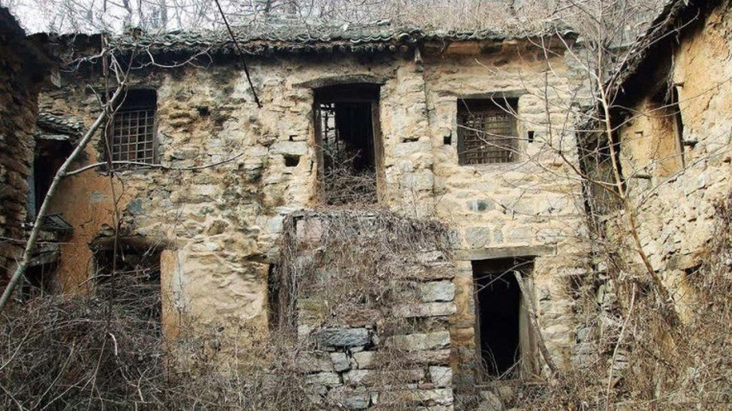 Theo thống kê, có 8 lần xảy ra những chuyện kỳ lạ tại thôn Phong Môn từ năm 2002 – 2007, mỗi đoàn khách tới đây đều không dám quay lại. *Tiêu đề bài viết đã được biên tập lại