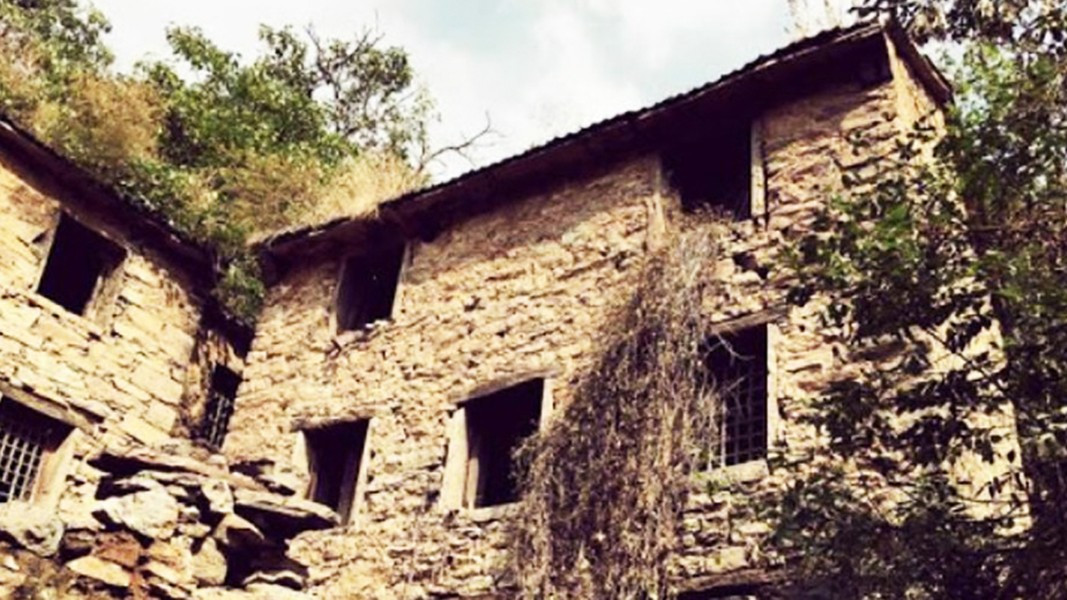 Theo lời kể, một nhóm du khách đến làng Phong Môn nhưng khi họ đi qua làng thì tất cả các thành viên trong nhóm đều mất hút và biến mất một cách khó hiểu.