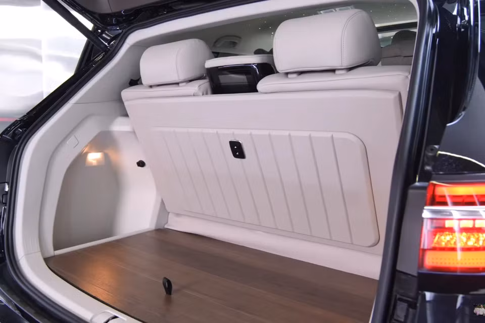 Toàn bộ phần sàn được ốp gỗ. Ngoại trừ phần khoang hành lý phía sau ốp gỗ nguyên mảng, phần sàn gỗ ở khoang hành khách được ốp từng mảng, phía đơn vị thi công cho biết điều này giúp bề mặt gỗ hạn chế tiếng ồn do khung xe bị vặn xoắn khi di chuyển qua đường gồ ghề.