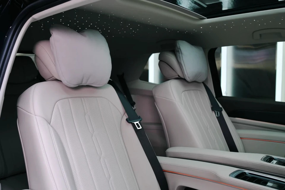 Bên cạnh những trang bị tăng thêm tính tiện nghi, chiếc xe của đạo diễn phim "Mai" còn có trần sao - trang bị đặc trưng trên những chiếc xe siêu sang của Rolls-Royce.