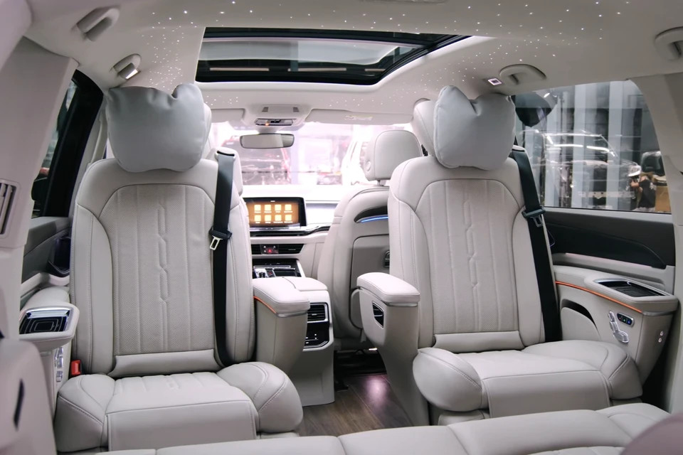 Hàng ghế thứ này còn có thể xoay 180 độ, tính năng này giúp người ngồi ở hàng ghế thứ 2 và thứ 3 có thể trò chuyện với nhau dễ dàng hơn.