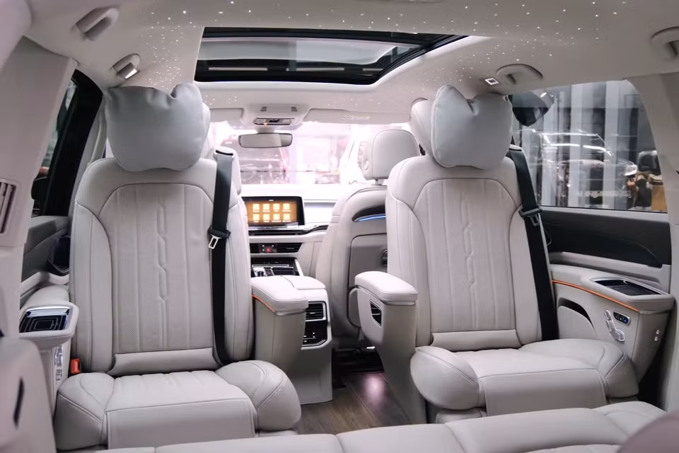 Hàng ghế thứ này còn có thể xoay 180 độ, tính năng này giúp người ngồi ở hàng ghế thứ 2 và thứ 3 có thể trò chuyện với nhau dễ dàng hơn.