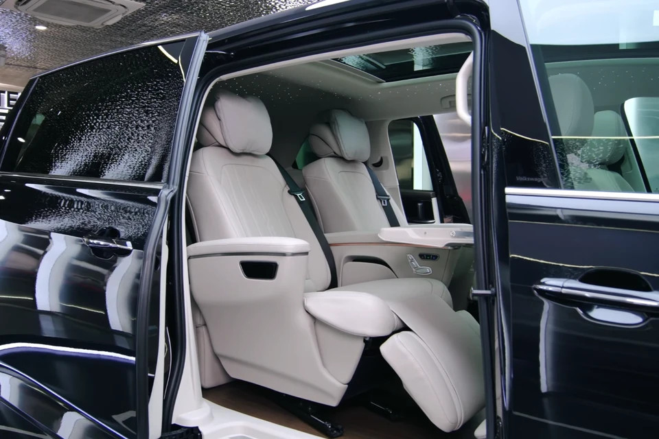 Hầu hết nâng cấp trên xe tập trung ở phần nội thất. Thay đổi dễ nhận thấy nhất là hàng ghế giữa nguyên bản được đổi thành ghế ngồi thương gia lấy từ dòng Mercedes V-Class AMG 2024.