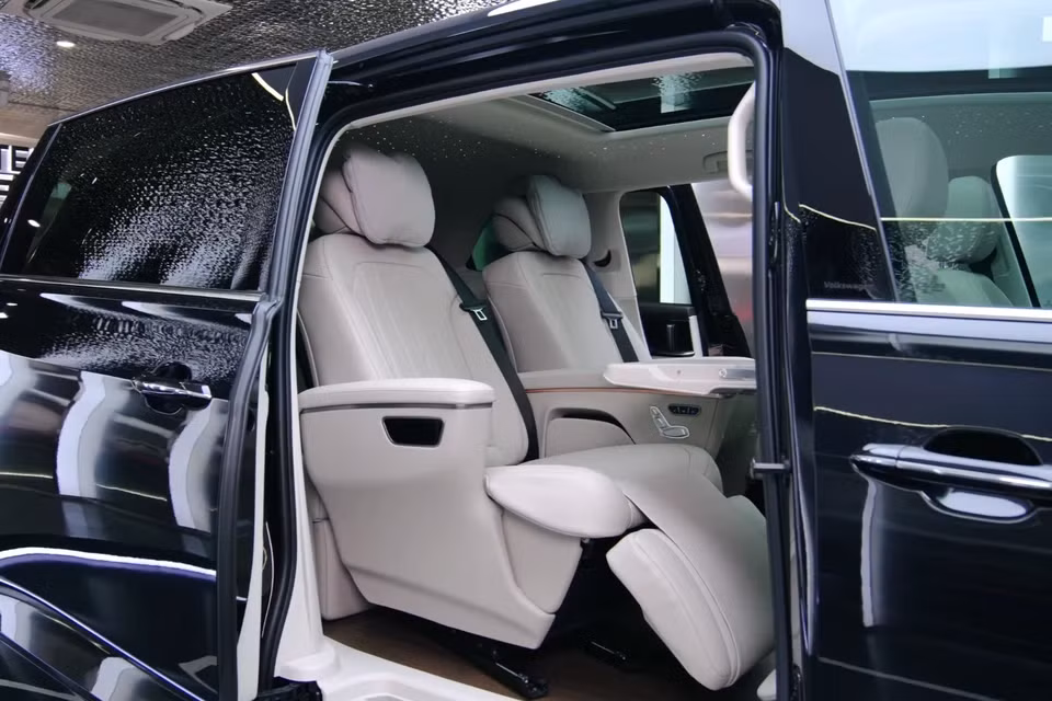 Hầu hết nâng cấp trên xe tập trung ở phần nội thất. Thay đổi dễ nhận thấy nhất là hàng ghế giữa nguyên bản được đổi thành ghế ngồi thương gia lấy từ dòng Mercedes V-Class AMG 2024.