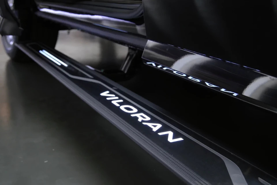 Ngoại thất xe được bổ sung bệ bước chỉnh điện, trang bị này khá có ích trên những mẫu xe có khoảng sáng gầm cao.